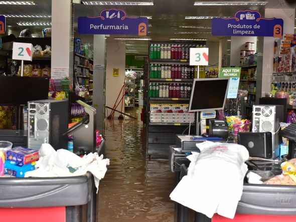 Data: 14/11/2019 - ES - Cariacica - Água invade padaria no bairro Nova América, em Cariacica - Chuva castiga a Grande Vitória - Editoria: Cidades - Foto: Fernando Madeira - GZ por Fernando Madeira