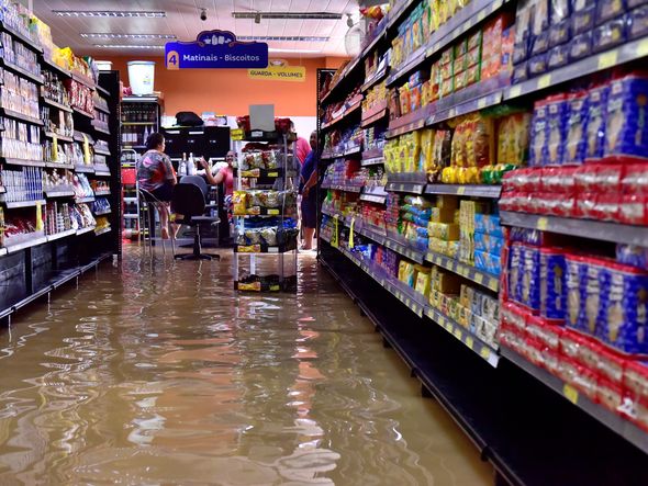 Data: 14/11/2019 - ES - Cariacica - Água invade padaria no bairro Nova América, em Cariacica - Chuva castiga a Grande Vitória - Editoria: Cidades - Foto: Fernando Madeira - GZ por Fernando Madeira