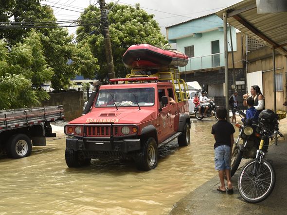Data: 14/11/2019 - Viana - Corpo de bombeiros auxilia moradores ilhados por conta da chuva no bairro Industrial - Editoria: Cidades - Foto: Vitor Jubini - GZ por Vitor Jubini