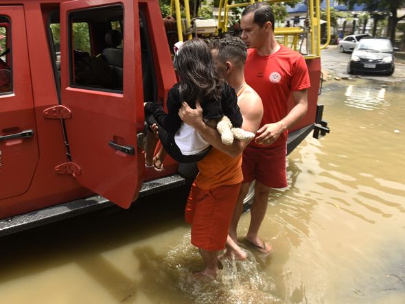 Data: 14/11/2019 - Viana - Corpo de bombeiros auxilia moradores ilhados por conta da chuva no bairro Industrial - Editoria: Cidades - Foto: Vitor Jubini - GZ por Vitor Jubini