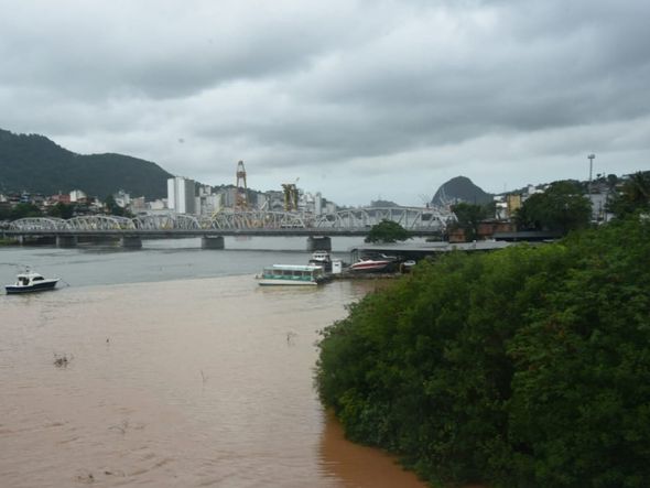 Lama das chuvas chega a baía de Vitória por Ricardo Medeiros