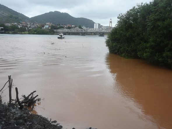 Lama das chuvas chega a baía de Vitória por Ricardo Medeiros
