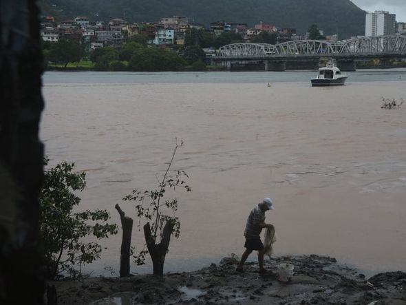 Lama das chuvas chega a baía de Vitória por Ricardo Medeiros