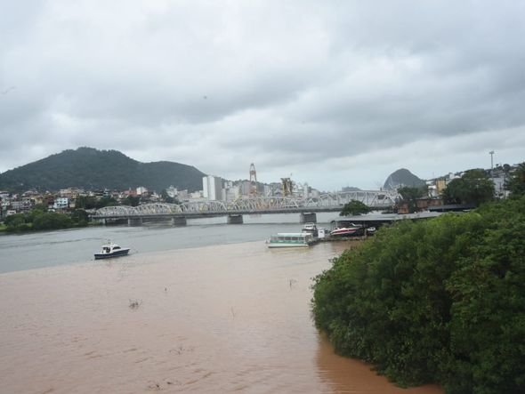 Lama das chuvas chega a baía de Vitória por Ricardo Medeiros