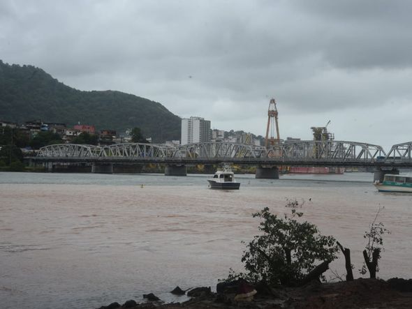 Lama das chuvas chega a baía de Vitória por Ricardo Medeiros