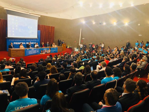 Adolescentes do ES participam de manifesto pelos direitos das crianças do Unicef. Crédito: Immaculada Prieto