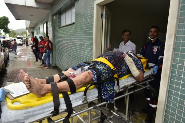 Alverina Balman Braz, 69 anos, ficou ferida após ser atingida por uma telha que se soltou em Flexal II, Cariacica. Crédito: Fernando Madeira
