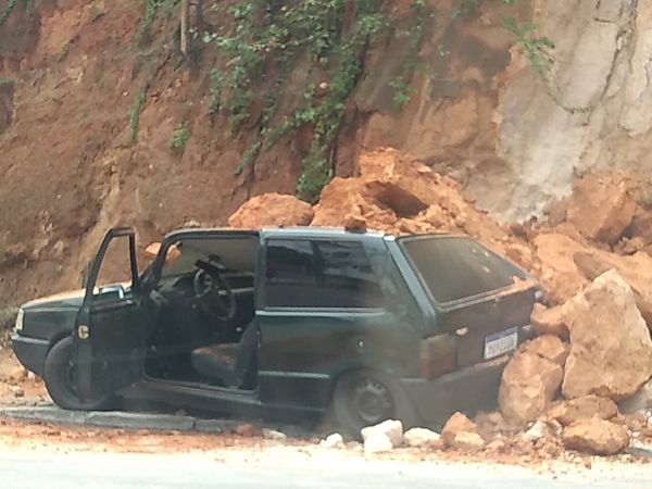 Carro fica soterrado em Cachoeiro de Itapemirim. Crédito: Internauta A Gazeta