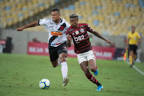 Guarín e Bruno Henrique disputam a bola em partida desta quarta-feira (12), pelo Campeonato Brasileiro. Crédito: Alexandre Vidal/ Flamengo