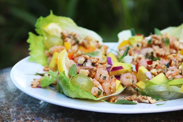 Leve a Vida, salada de folhas com camarão, uva e avocado do Estação Primeira de Manguinhos. Crédito: Márcio Scheppa/Divulgação