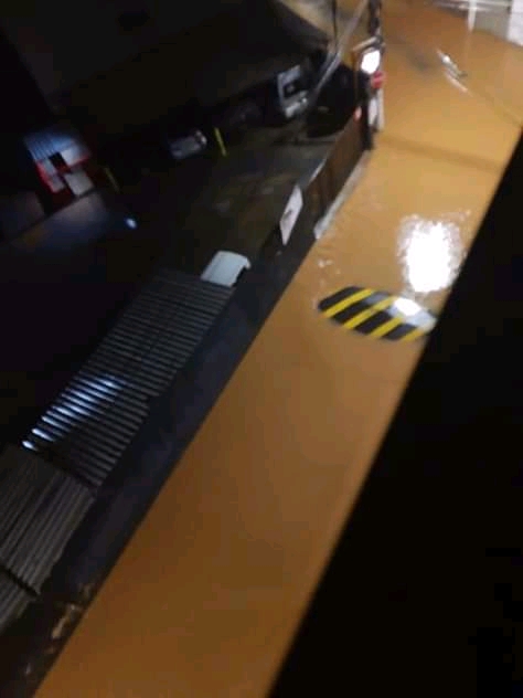 Rio Jucu alagou ruas de Marechal Floriano  por Internauta