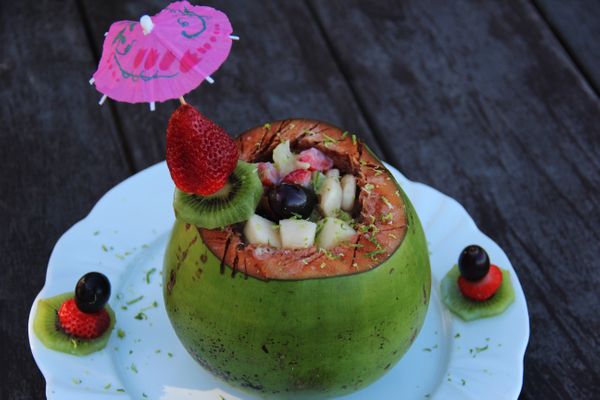 Salada de frutas servida no coco no Recanto das Estrelas. Crédito: Márcio Scheppa/Divulgação