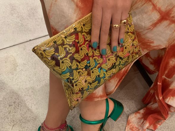Nécessaire usado como bolsa por Fernanda Trindade