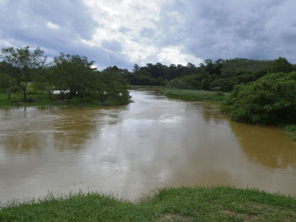 Rio Santa Maria da Vitória, onde é feita a captação de água da Cesan por Carlos Alberto Silva - GZ