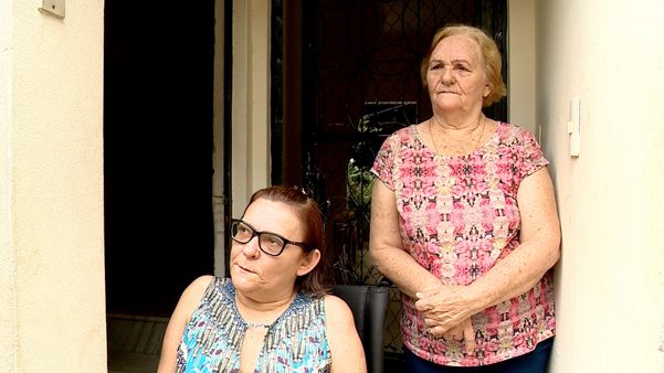 A professora Edileuza Caser com a mãe Maria Zorthea: por pouco não foram atingidas pela pedra. Crédito: Reprodução | TV Gazeta Noroeste