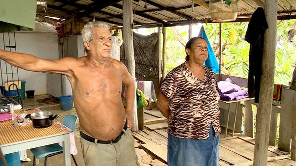 Casados, Placidino e Fátima Suely Damascena têm medo que a casa desmorone com as chuvas. Crédito: Reprodução | TV Gazeta Noroeste