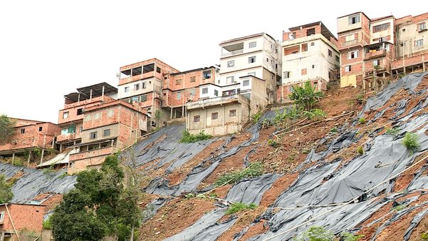 No aguardo das obras de contenção: bairro São Braz, com lonas rasgadas. Crédito: Reprodução | TV Gazeta Noroeste
