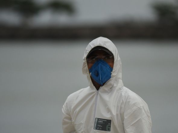 Data: 16/11/2019 - ES - Vitória - Militares da Marinha fazem busca na Praia de Camburi  por fragmentos de óleo que atingem a costa brasileira - Editoria: Cidades - Foto: Vitor Jubini - GZ por Vitor Jubini