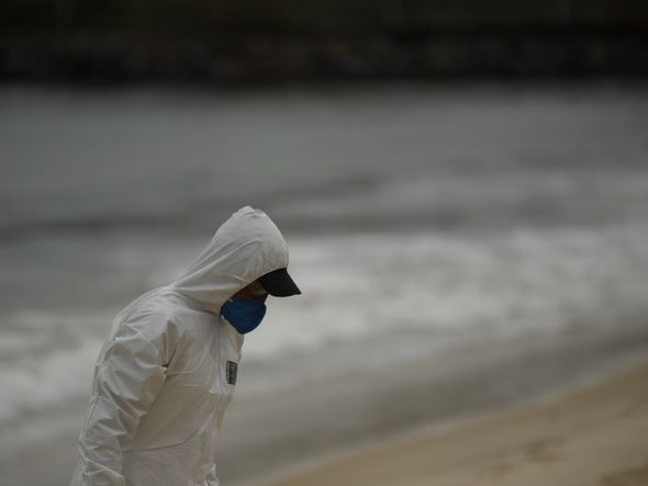 Data: 16/11/2019 - ES - Vitória - Militares da Marinha fazem busca na Praia de Camburi  por fragmentos de óleo que atingem a costa brasileira - Editoria: Cidades - Foto: Vitor Jubini - GZ por Vitor Jubini