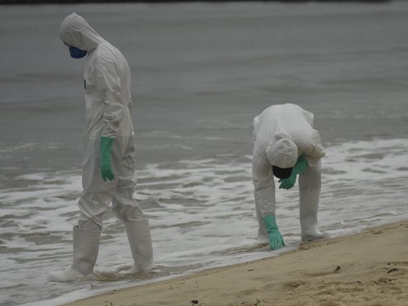 Data: 16/11/2019 - ES - Vitória - Militares da Marinha fazem busca na Praia de Camburi  por fragmentos de óleo que atingem a costa brasileira - Editoria: Cidades - Foto: Vitor Jubini - GZ por Vitor Jubini