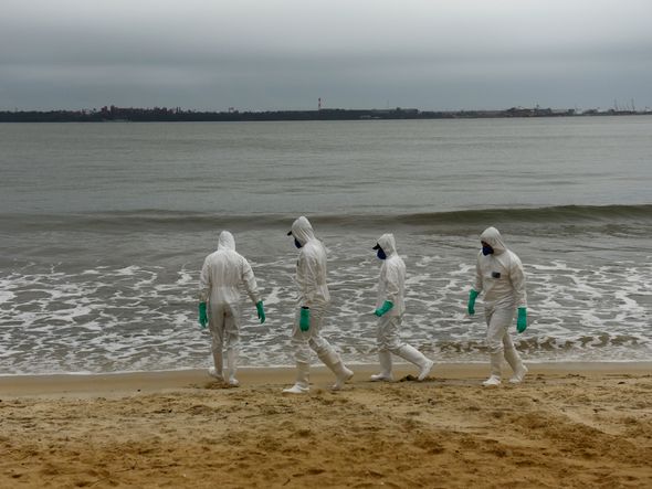 Data: 16/11/2019 - ES - Vitória - Militares da Marinha fazem busca na Praia de Camburi  por fragmentos de óleo que atingem a costa brasileira - Editoria: Cidades - Foto: Vitor Jubini - GZ por Vitor Jubini