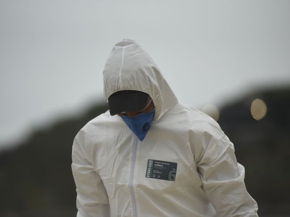 Data: 16/11/2019 - ES - Vitória - Militares da Marinha fazem busca na Praia de Camburi  por fragmentos de óleo que atingem a costa brasileira - Editoria: Cidades - Foto: Vitor Jubini - GZ por Vitor Jubini