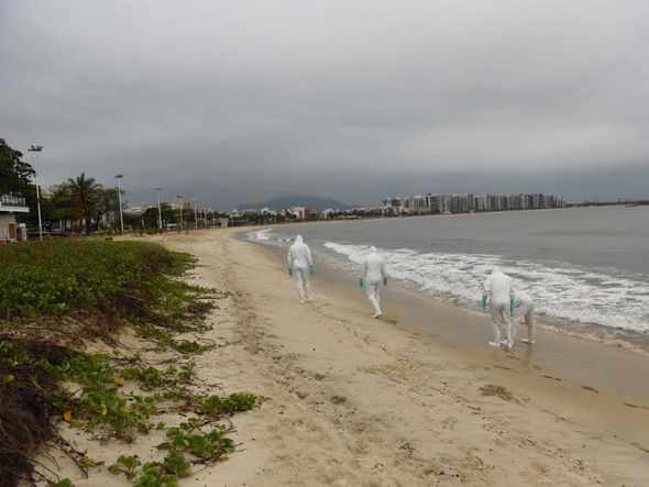 Militares da Marinha em vistoria à procura de óleo em praia de Camburi por Vitor Jubini