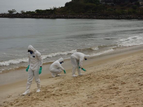 Militares da Marinha em vistoria à procura de óleo em praia de Camburi por Vitor Jubini