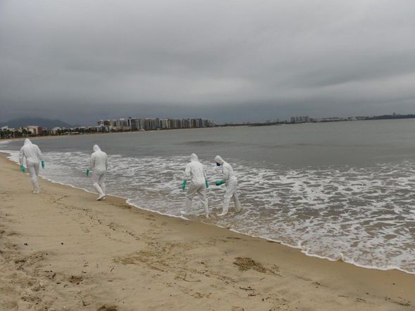Militares da Marinha em vistoria à procura de óleo em praia de Camburi por Vitor Jubini