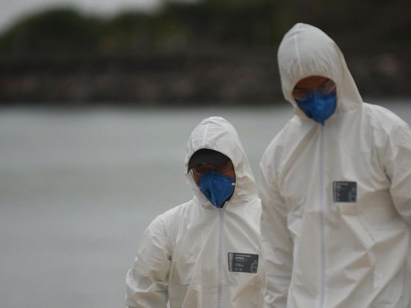 Militares da Marinha em vistoria à procura de óleo em praia de Camburi por Vitor Jubini
