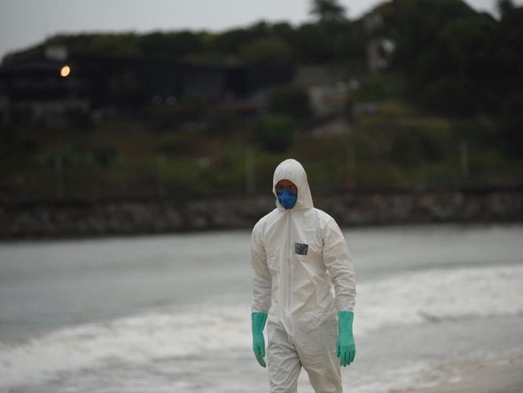 Militares da Marinha em vistoria à procura de óleo em praia de Camburi por Vitor Jubini