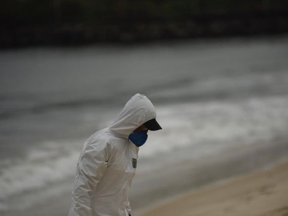 Militares da Marinha em vistoria à procura de óleo em praia de Camburi por Vitor Jubini