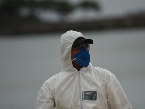 Militares da Marinha em vistoria à procura de óleo em praia de Camburi por Vitor Jubini