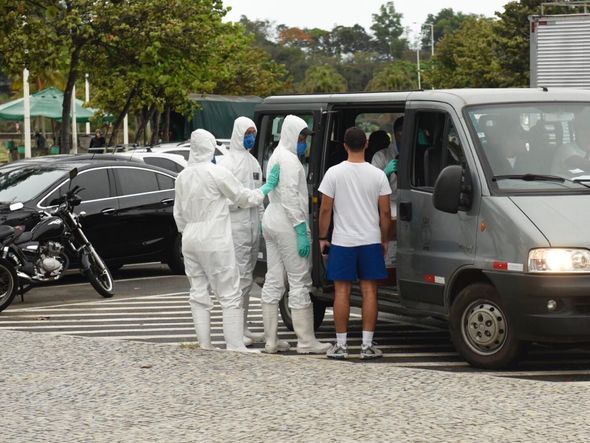 Militares da Marinha em vistoria à procura de óleo em praia de Camburi por Vitor Jubini