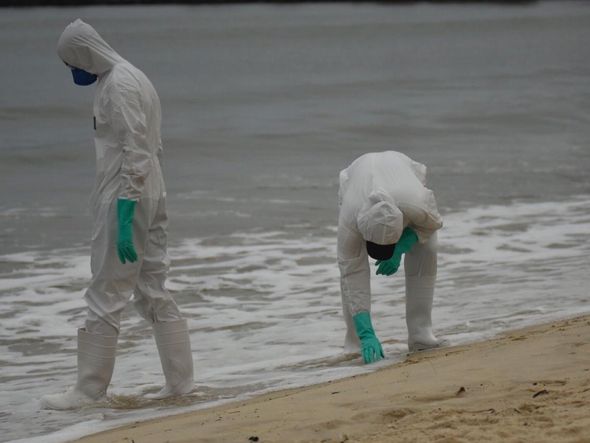 Militares da Marinha em vistoria à procura de óleo em praia de Camburi por Vitor Jubini