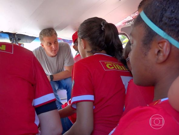 Time de futebol feminino capixaba tem van reformada no Caldeirão do Huck  por Reprodução | TV Globo