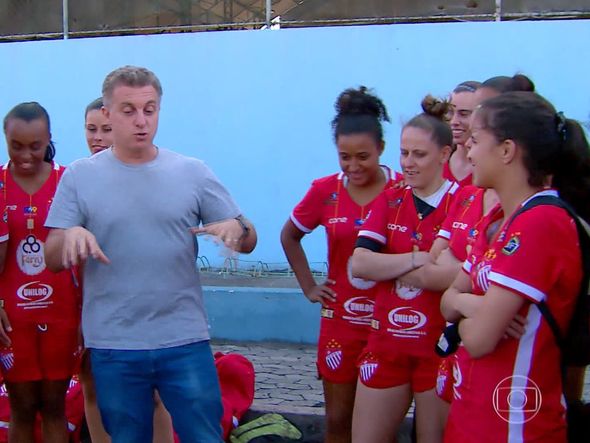 Time de futebol feminino capixaba tem van reformada no Caldeirão do Huck  por Reprodução | TV Globo
