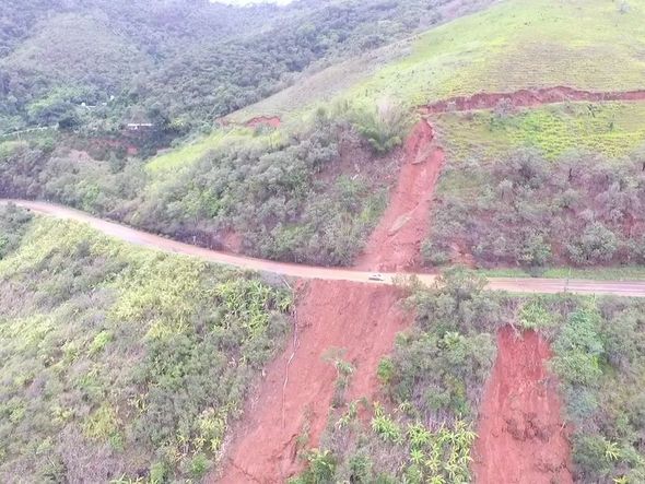 Trecho da BR 262  que foi atingido pela queda de um barranco por conta da chuva por Foto do leitor