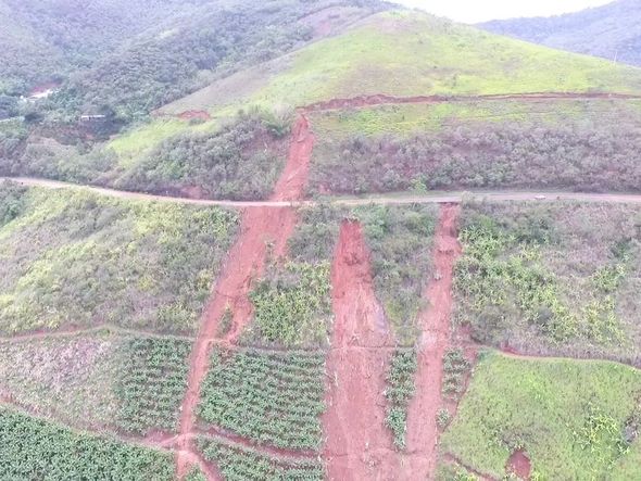 Trecho da BR 262  que foi atingido pela queda de um barranco por conta da chuva por Foto do leitor