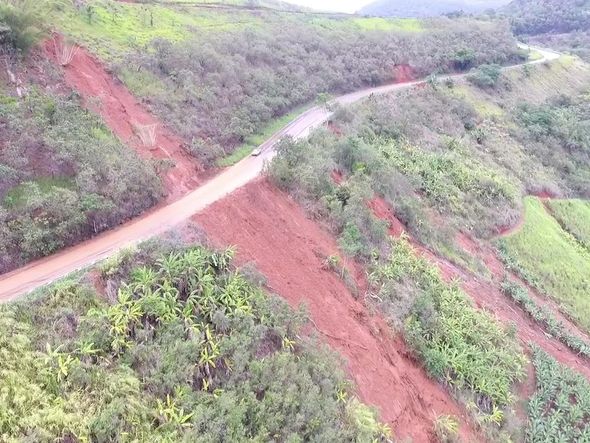 Trecho da BR 262  que foi atingido pela queda de um barranco por conta da chuva por Foto do leitor