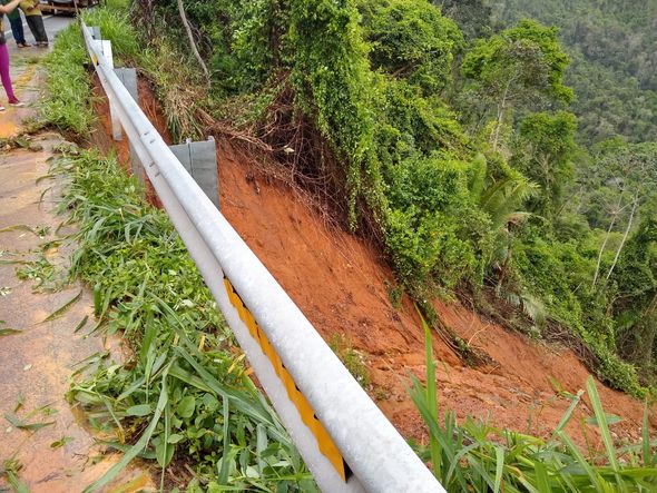 Trecho da BR 262  que foi atingido pela queda de um barranco por conta da chuva por Foto do leitor