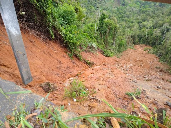 Trecho da BR 262  que foi atingido pela queda de um barranco por conta da chuva por Foto do leitor