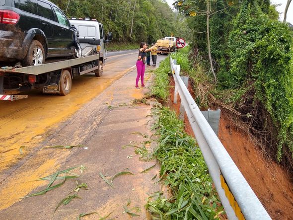 Trecho da BR 262  que foi atingido pela queda de um barranco por conta da chuva por Foto do leitor