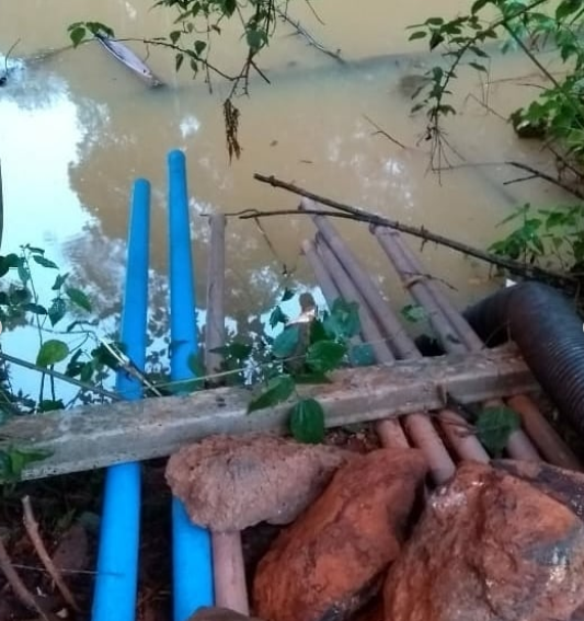 Com escoamento da água, nível da barragem já está abaixo dos canos instalados por moradores. Crédito: Reprodução | Instagram @celwagnerborges