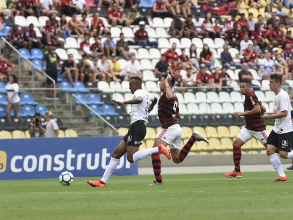 Flamengo e Corinthians disputaram a semifinal do Brasileiro sub-20 no Kleber Andrade por Carlos Alberto Silva/A Gazeta