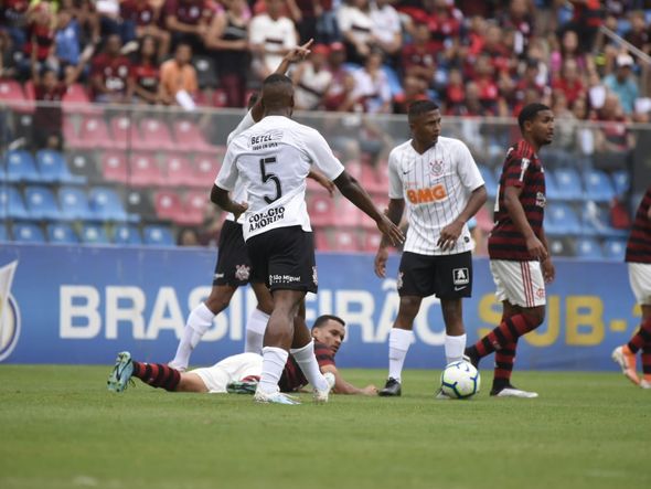 Flamengo e Corinthians disputaram a semifinal do Brasileiro sub-20 no Kleber Andrade por Carlos Alberto Silva/A Gazeta