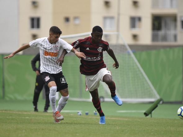 Flamengo e Corinthians disputaram a semifinal do Brasileiro sub-20 no Kleber Andrade por Carlos Alberto Silva/A Gazeta