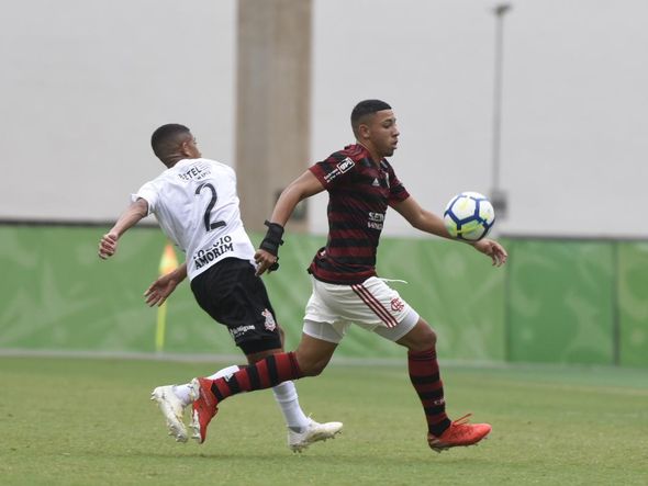 Flamengo e Corinthians disputaram a semifinal do Brasileiro sub-20 no Kleber Andrade por Carlos Alberto Silva/A Gazeta