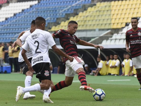 Flamengo e Corinthians disputaram a semifinal do Brasileiro sub-20 no Kleber Andrade por Carlos Alberto Silva/A Gazeta