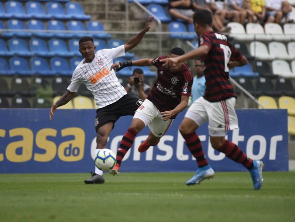 Flamengo e Corinthians disputaram a semifinal do Brasileiro sub-20 no Kleber Andrade por Carlos Alberto Silva/A Gazeta